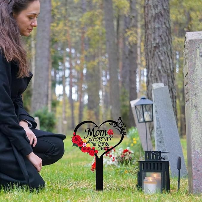 Memorial Grave Stake, Mom Forever in Our Hearts Grave Marker, Heart Grave Decorations for Cemetery, Metal Cemetery Decorations for Grave, Yard, Garden, Remembrance Grave Plaque for Mom