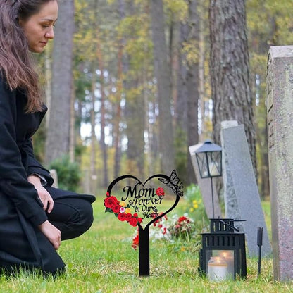 Memorial Grave Stake, Mom Forever in Our Hearts Grave Marker, Heart Grave Decorations for Cemetery, Metal Cemetery Decorations for Grave, Yard, Garden, Remembrance Grave Plaque for Mom