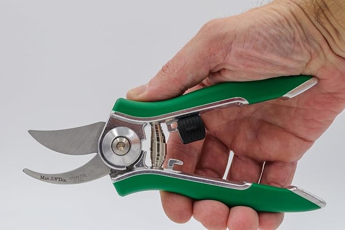 Dramm Bypass Pruner, Cut up to 5/8-inch in diameter, Stainless Steel Blade, Green