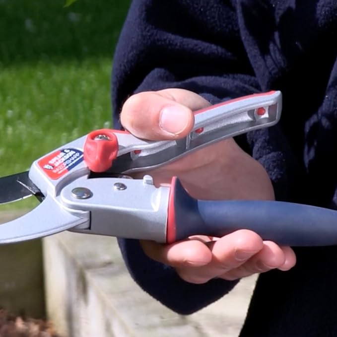 Spear & Jackson Razorsharp Ratchet Anvil Pruners with Twist Handle, Ergonomic High-Carbon Steel Blades for Effortless Pruning