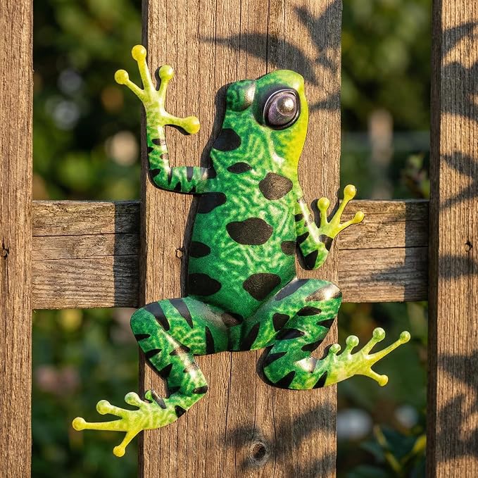 2 PCS Metal Frog Wall Decor, 3D Outdoor Wall Art Sculptures, Iron Animal Hanging Decoration for Garden Patio Fence Yard Living Room and Bedroom - 7.87 x 6.69 Inch